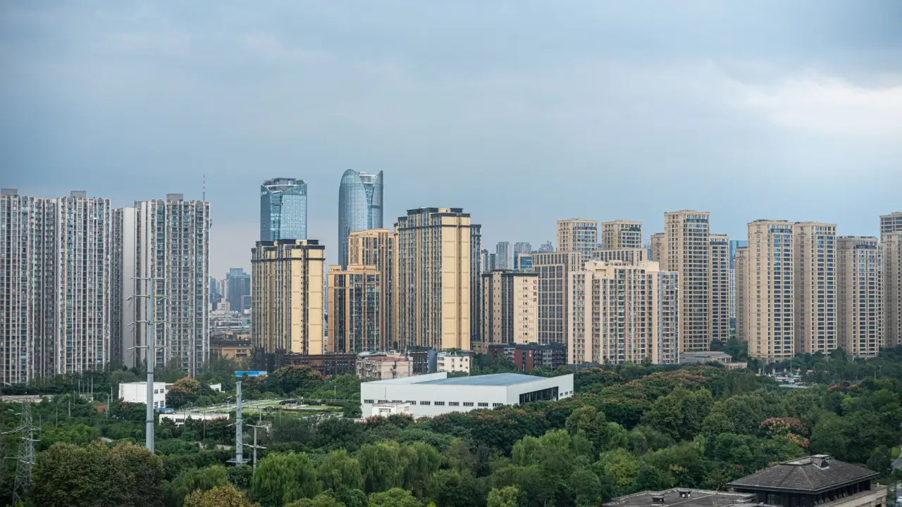 汽车玻璃修复与更换的适用场景对比及成本分析