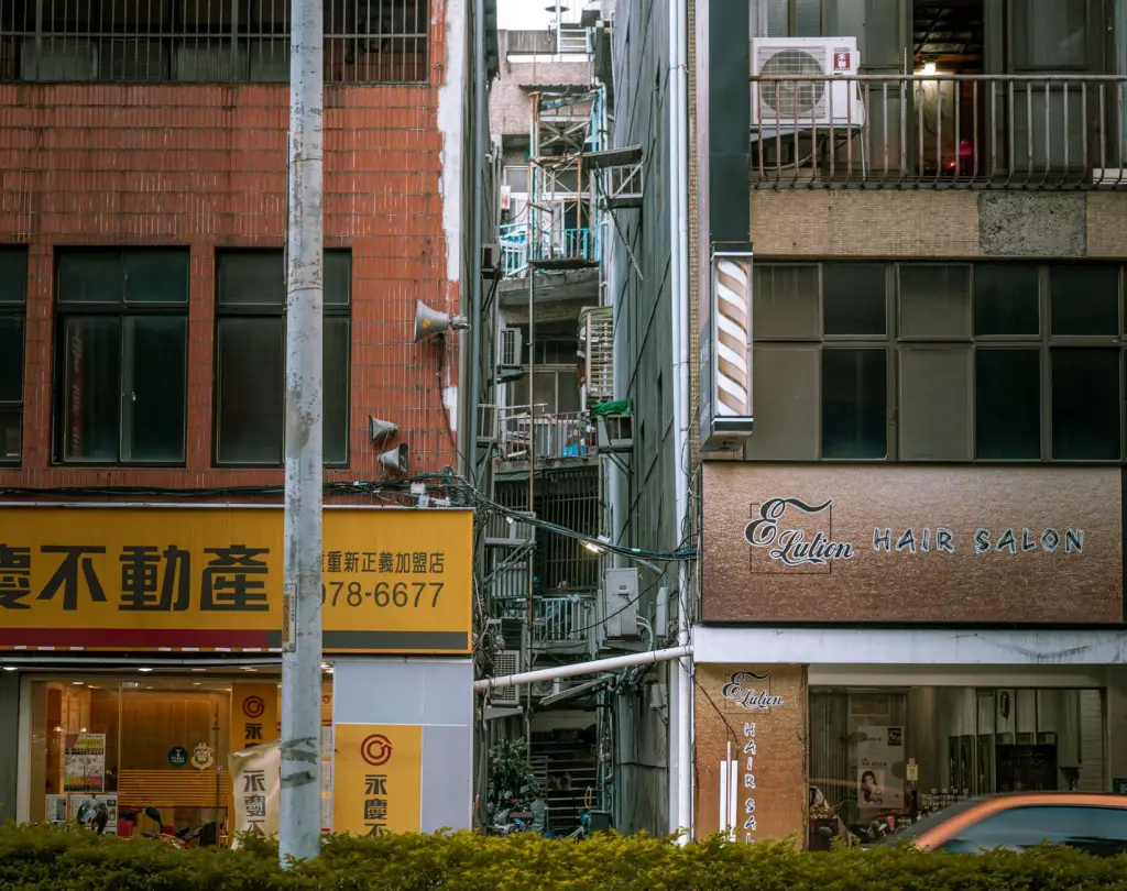 汽车凹陷修复技术对比：免喷漆修复与传统钣金喷漆的工艺差异
